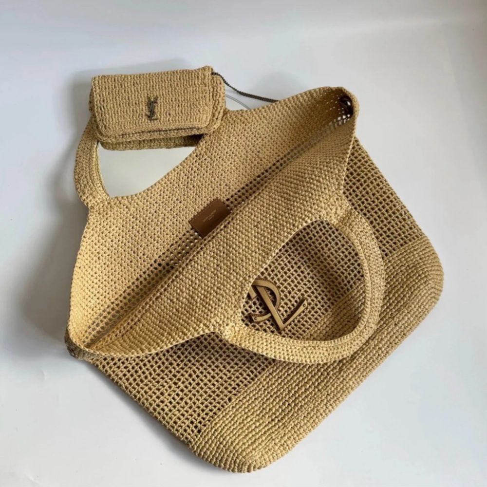 Gorgeous Tan Woven Raffia Tote Bag w/ Matching Pouch. Perfect beach vacay bag!